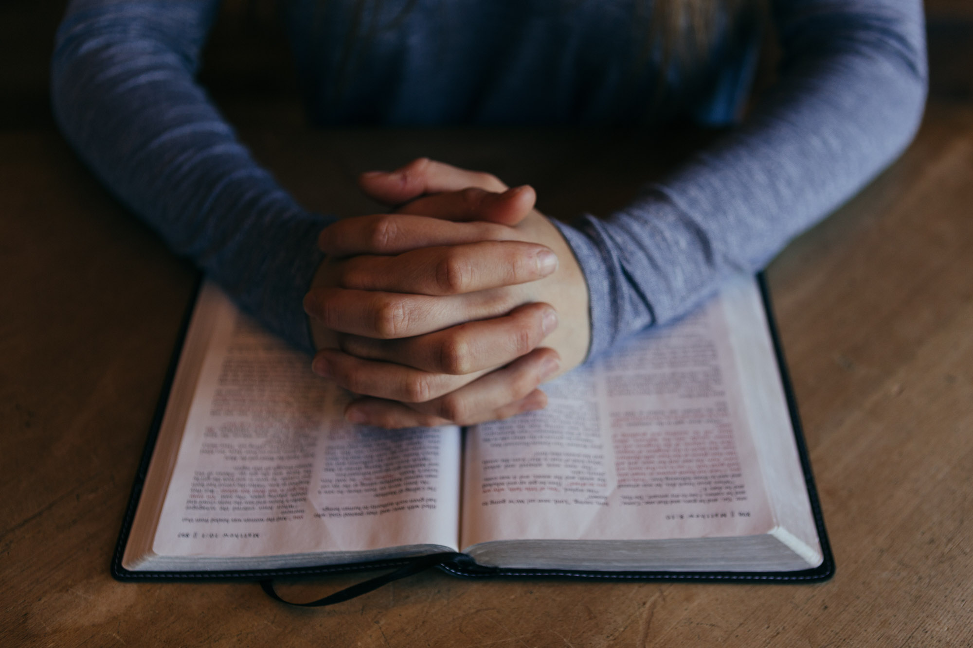 stock-bible-praying-hands